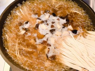 6、菌菇汤面,放入挂面煮熟