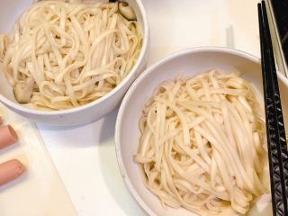 7、菌菇汤面,捞出待用