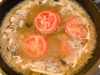 8、菌菇汤面,放入番茄