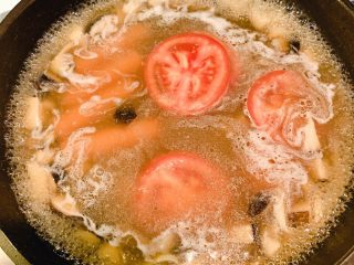 9、菌菇汤面,放入火腿，煮5分钟就可以出锅了