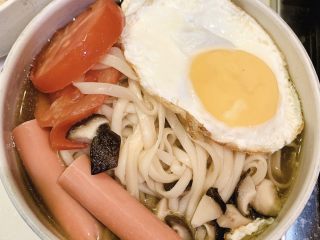 11、菌菇汤面,铺上煎好的鸡蛋即可使用