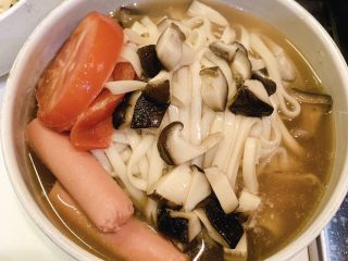 10、菌菇汤面,把材料和汤汁倒入装面的碗里