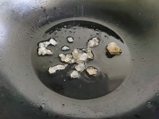 6、红烧鹌鹑蛋,锅里倒入少许食油，加入冰糖，炒至冰糖化开呈琥铂色。