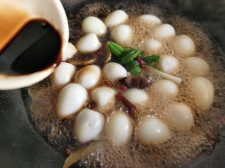 9、红烧鹌鹑蛋,加入老抽或红烧酱油。