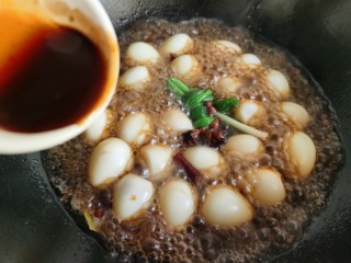 10、红烧鹌鹑蛋,加入蚝油。