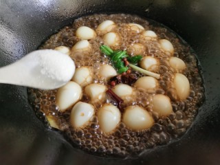 12、红烧鹌鹑蛋,加入少许食盐，大火烧开后改成小火。