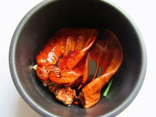 6、凉拌猪耳朵,把腌制好的猪耳朵放入锅中