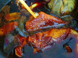 7、凉拌猪耳朵,加适量水，中火炖半个小时