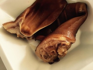 8、凉拌猪耳朵,用筷子扎，能穿过去就熟了，捞出来晾凉。