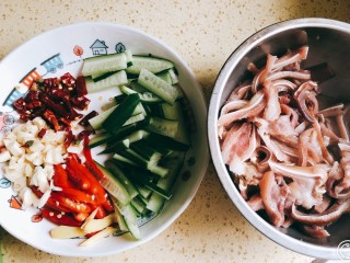 10、凉拌猪耳朵,备好红椒丝，黄瓜丝，猪耳朵丝