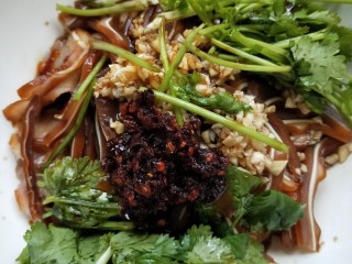 12、凉拌猪耳朵,把备好的辅料菜和调好料汁倒在猪耳朵上面