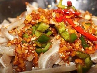 13、凉拌猪耳朵,用筷子拌均匀