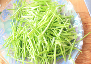 1、香辣肉丝,香菜去叶留香菜梗