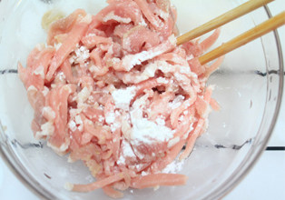 2、香辣肉丝,瘦肉切丝，肉丝加适量料酒，加适量生粉和一点点盐，用手抓匀