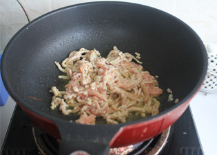 3、香辣肉丝,锅内稍微多倒点油烧热,下入肉丝滑炒至7成熟,肉丝盛出备用