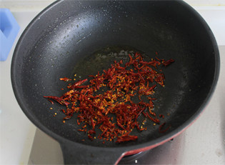 4、香辣肉丝,锅内炒肉丝剩的底油接着放入干辣椒丝翻炒至辣椒香味飘出，辣椒微微变色