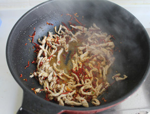 5、香辣肉丝,立即放入肉丝煸炒和辣椒丝混合均匀