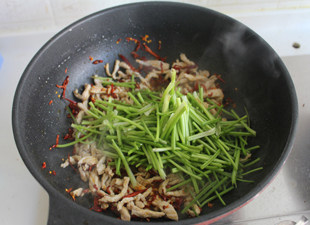 6、香辣肉丝,加盐调味,立即放入香菜段翻炒片刻香菜变翠绿色即可