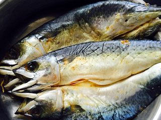 1、家常蒸咸鱼#有个故事#,这是腌制好的并且晒好胎鲅鱼