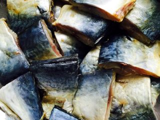 2、家常蒸咸鱼#有个故事#,首先先用清水泡发半个小时后洗净切块……