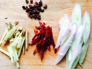 3、家常蒸咸鱼#有个故事#,料备齐