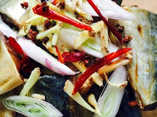 4、家常蒸咸鱼#有个故事#,用料酒和少许生抽拌匀、上面撒上葱花、姜丝、辣椒丝和花椒粒