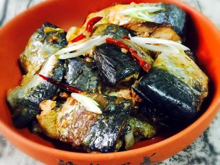 6、家常蒸咸鱼#有个故事#,大火烧10分钟后转中火继续20分钟后关火焖5分钟即可……