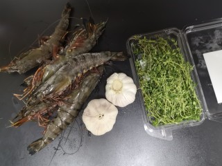 1、蒜茸香草虾,食材准备好