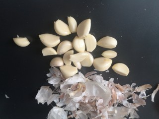 2、蒜茸香草虾,蒜子去外衣