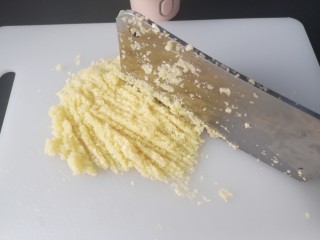 3、蒜茸香草虾,剁成细茸