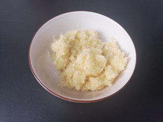 4、蒜茸香草虾,放入碗中