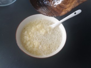 5、蒜茸香草虾,浇入滚烫的热油高出蒜茸搅拌均匀洗下小澡