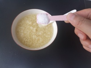 6、蒜茸香草虾,加入适量盐