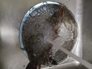 9、蒜茸香草虾,虾清洗干净