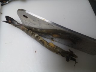 11、蒜茸香草虾,虾留尾部一切二