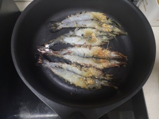 12、蒜茸香草虾,无油煎锅依次摆放好虾虾壳朝底，开大火