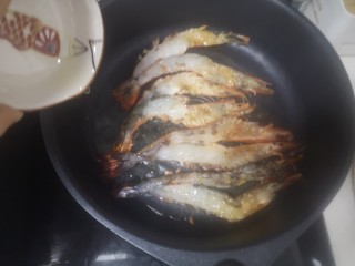 13、蒜茸香草虾,虾变色锅底无水调中火，淋上适量油从边缘绕圈至中心，幌动一下虾防粘底