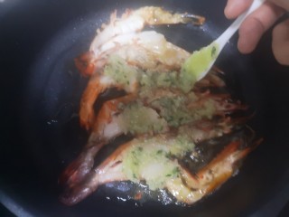 15、蒜茸香草虾,调好的香草蒜茸均匀铺上每只虾（香蒜茸依自己喜好增减）