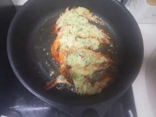 16、蒜茸香草虾,开大火焗熟即可