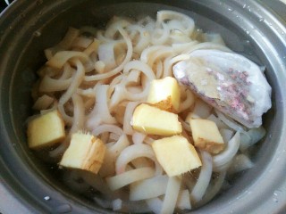 7、#猪年#花生猪皮冻,加入姜和调料包