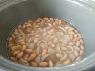 11、#猪年#花生猪皮冻,最后煮的花生酥烂即可