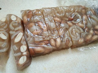 14、#猪年#花生猪皮冻,定型后取出，看，加保鲜膜之后非常实用吧！