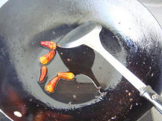 1、宫保鸡丁,油温后放花椒爆香，取出花椒，用花椒油爆香干辣椒