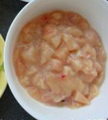 4、宫保鸡丁,鸡胸肉切丁用半个蛋清、一勺油、淀粉、盐腌制好后，放油锅炒变色备用