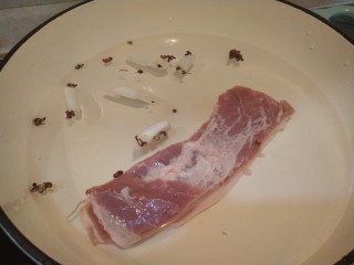 1、夏季冷吃荤菜—蒜泥白肉,五花肉加大葱段花椒，冷水下锅小火煮熟