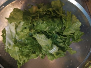 2、夏季冷吃荤菜—蒜泥白肉,生菜洗干净切段