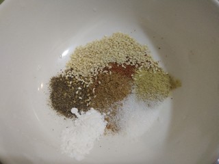 4、夏季冷吃荤菜—蒜泥白肉,辣椒粉，五香粉，椒盐，白胡椒粉，芝麻，盐，糖放在一起