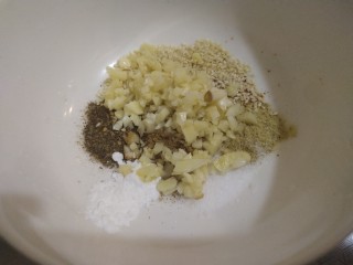 5、夏季冷吃荤菜—蒜泥白肉,加入适量蒜末