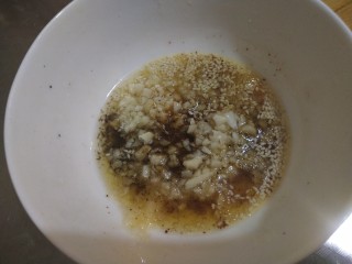 8、夏季冷吃荤菜—蒜泥白肉,将油倒入刚刚调好的香料里