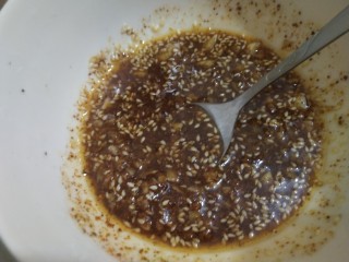 9、夏季冷吃荤菜—蒜泥白肉,搅拌均匀